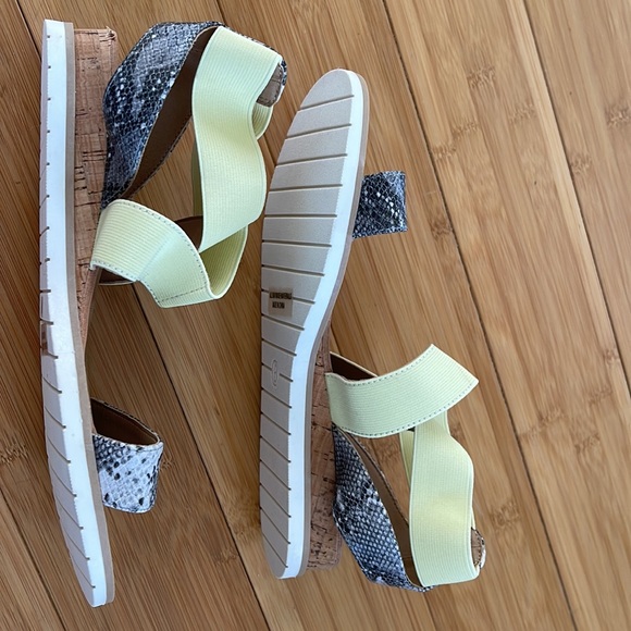 DV by Dolce Vita | Flippa Elastic Wedge Sandals Sz 8 - Picture 7 of 7